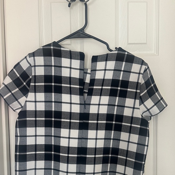 Black & White Plaid Short Sleeve Tunic Dress with Shirttail Hem - Picture 6 of 6